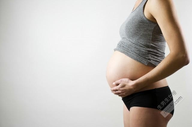 孕晚期肚子形状图中宝宝的性别一目了然，有一个女孩。